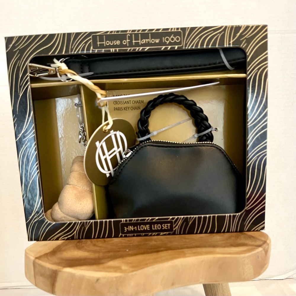 House of Harlow 1960 Black 3 in 1 Love Leo Mini Tote & Charm Set
New w Tags
